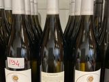plusieurs bouteilles de vin sont alignées sur un comptoir