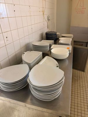 beaucoup d'assiettes sur le plan de travail de la cuisine