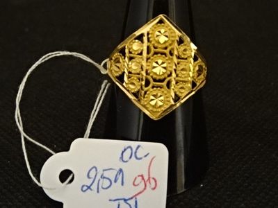 une bague en or à laquelle est attachée une étiquette