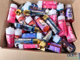 une boîte en carton remplie de différents types de vernis à ongles