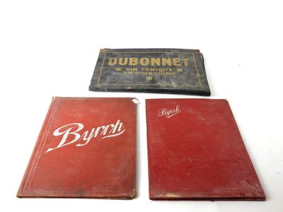 deux livres sont posés l'un à côté de l'autre sur une table
