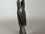 un gros plan sur une sculpture représentant une tête de chèvre avec des cornes