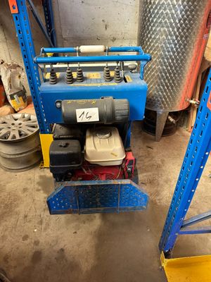 une petite machine posée sur une étagère
