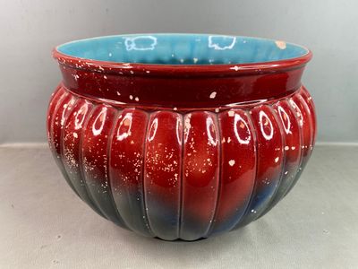 un bol rouge et bleu posé sur une table