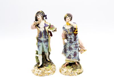 deux figurines représentant une femme et un homme se tiennent l'une à côté de l'autre