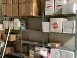 de nombreux cartons et boîtes sur les étagères de l'entrepôt