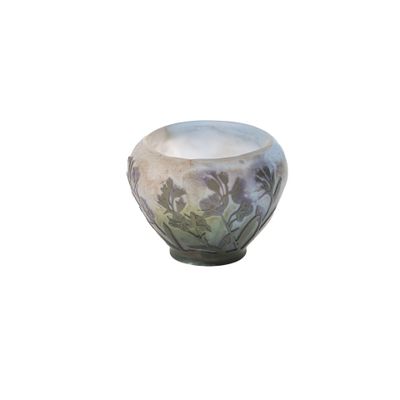 un petit vase orné d'une peinture représentant des fleurs