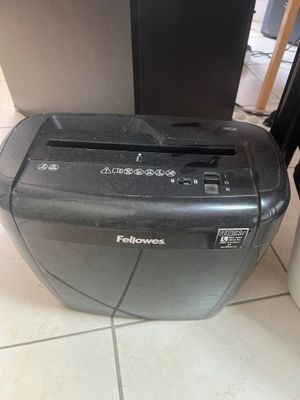 une photo d'un broyeur à papier posé par terre