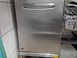 un lave-vaisselle en acier inoxydable dans un coin de la cuisine