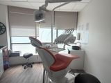un fauteuil de dentiste dans un coin de la pièce