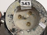 une horloge posée sur une table