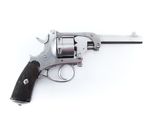 un pistolet sur fond blanc, avec des morceaux de papier dans le canon