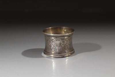 une coupe en argent posée sur une table