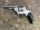 un pistolet posé par terre, sur le sol