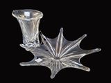 un bougeoir en verre et un vase en verre sur fond noir