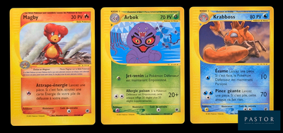 Trois cartes Pokémon sont représentées sur un fond noir ; l'une d'elles représente un ours et l'autre représente un ours.