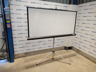 une image représentant un écran de projection dans une pièce aux murs bleus