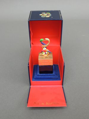 une petite boîte contenant un objet coloré