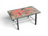 une photo d'une table basse ornée d'un motif en mosaïque