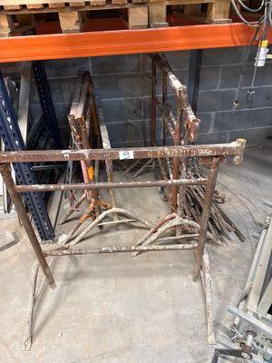 Lot comprenant : - divers tréteaux métalliques - serre-joint…