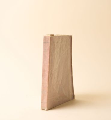 un sac en papier posé sur une table