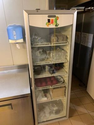 un réfrigérateur contenant beaucoup de nourriture