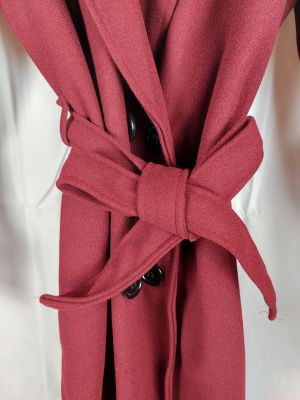 un gros plan sur un manteau rouge porté par un mannequin