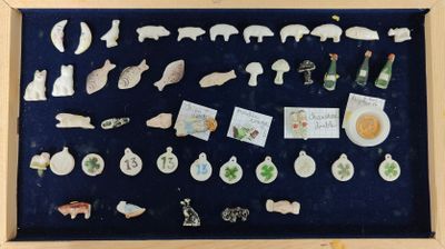 une photo d'une photo représentant une collection d'objets dans un cadre vitrine