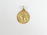 Une pièce d'or à l'effigie d'une femme est représentée sur un fond blanc