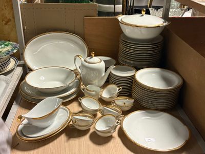 beaucoup d'assiettes et de bols sur la table