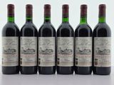 six bouteilles de vin rouge alignées