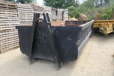 une photo d'un camion garé à côté d'un tas de bois