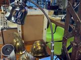 une table sur laquelle se trouvent une lampe et d'autres objets