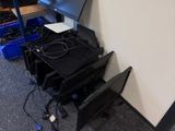 un bureau avec un ordinateur portable et un écran dans une pièce