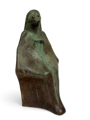 statue en bronze représentant une femme assise sur un rocher