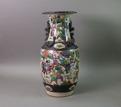 un vase avec un motif floral posé sur une table