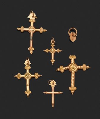 un ensemble de croix en or et d'autres objets religieux