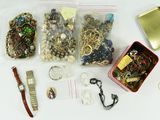 un grand nombre d'objets posés sur une table
