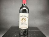 une bouteille de vin rouge posée sur une boîte noire