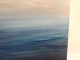 un tableau accroché au mur d'une pièce, avec une planche de surf au premier plan