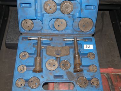 une photo d'un jeu d'outils dans un coffret bleu