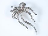 une image représentant une broche en forme d'araignée en diamant sur fond blanc