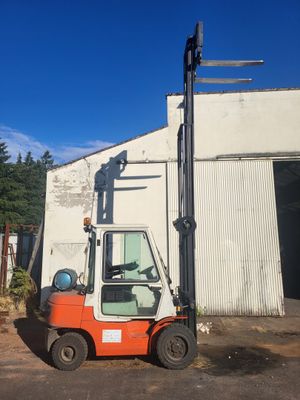 un chariot élévateur à fourche garé devant un bâtiment