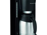 La cafetière est noire et argentée, avec une carafe en verre.