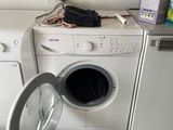 un lave-linge et un lave-vaisselle dans une cuisine