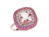 un gros plan sur une bague sertie d'un diamant rose et blanc