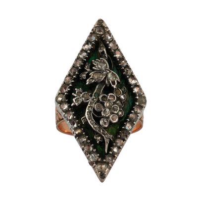 Gros plan sur une bague ornée d'une fleur