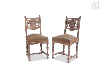 paire de chaises en bois sculpté avec des assises rembourrées marron