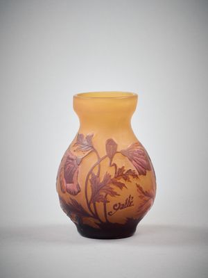 un vase jaune orné d'un motif floral
