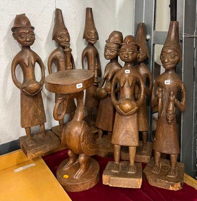 tout un tas de figurines en bois posées sur une table